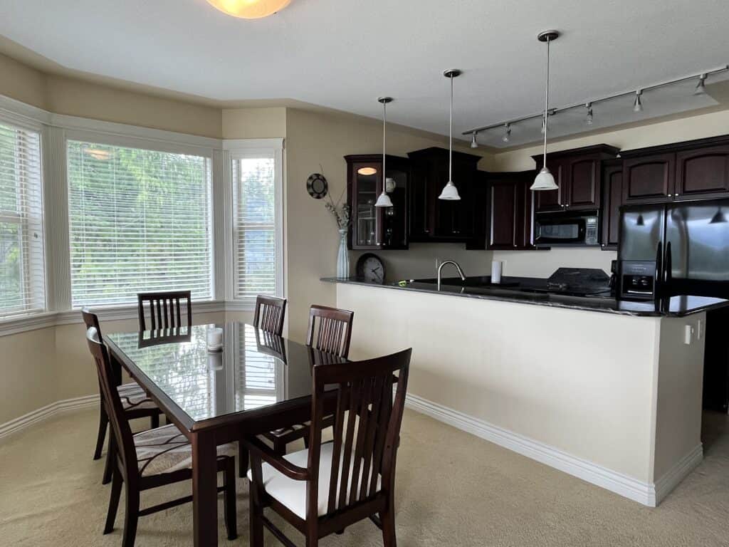 Panoramic Lakeview Condo - Kitchen & Dinning Room
