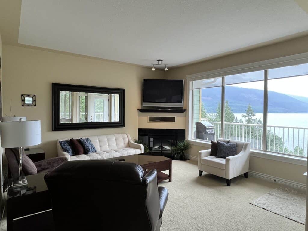 Panoramic Lakeview Condo - Living Room2